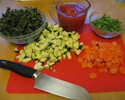 Cortar verduras en sopa