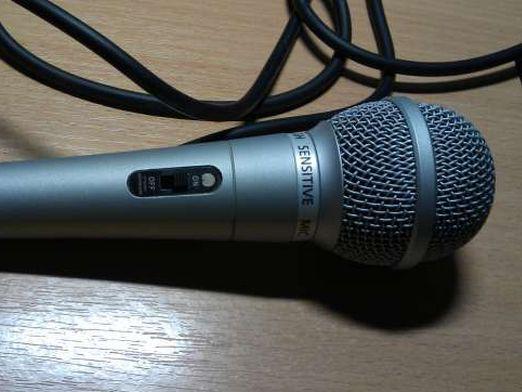 ¿Cómo conectar un micrófono al karaoke?