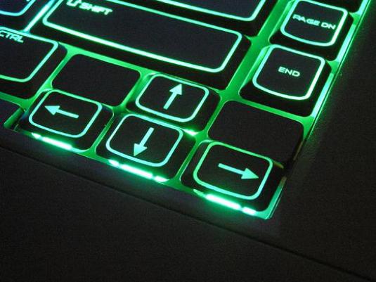 ¿Cómo hacer que el teclado retroilumine?