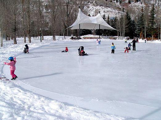 ¿Cómo llenar la pista de hielo?